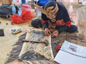 Keterampilan Menjawet Uwei: Warisan Budaya Kalteng yang Menghidupkan Seni Tradisional