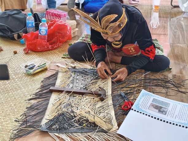 Keterampilan Menjawet Uwei: Warisan Budaya Kalteng yang Menghidupkan Seni Tradisional