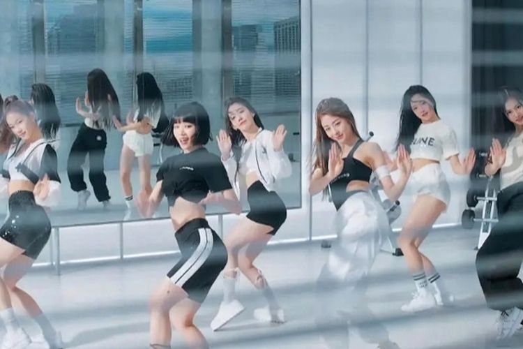 Selamat! FEARLESS oleh LE SSERAFIM Raih 200 Juta Tontonan dalam Video Musik