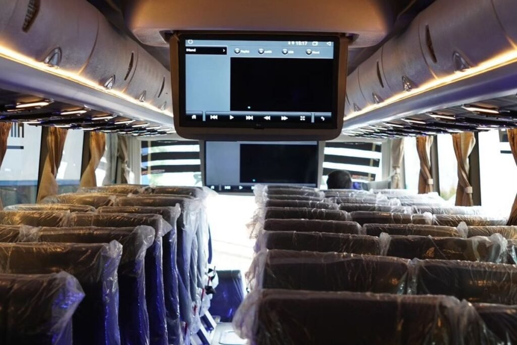 Mengapa Lagu Jadi Lebih Enak Didengar saat Naik Bus? Rahasia di Balik Sensasi yang Familiar