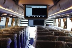 Mengapa Lagu Jadi Lebih Enak Didengar saat Naik Bus? Rahasia di Balik Sensasi yang Familiar